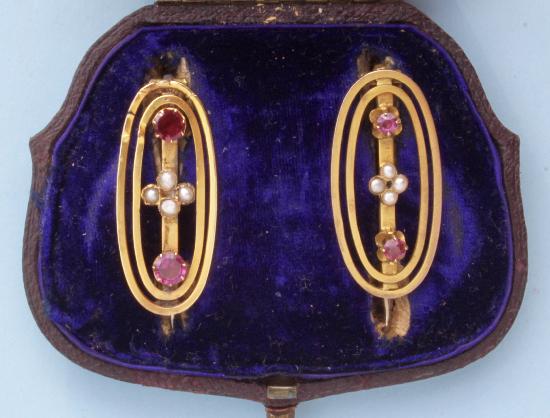A PAIR OF ANTIQUE GOLD BROOCHES IN ORIGINAL BOX