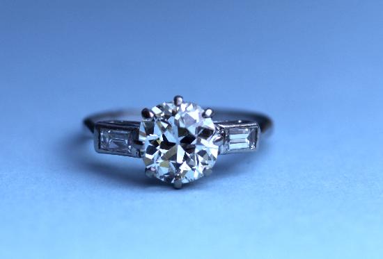 BEAUTIFUL LARGE  DIAMOND SOLITAIRE ENGAGEMENT RING