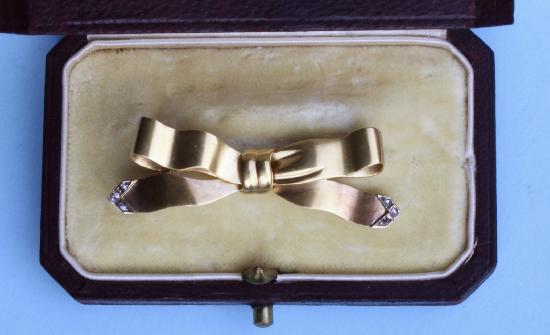 CHARMING FRENCH GOLD AND DIAMOND BOW BROOCH