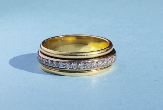 DIAMOND AND GOLD TRIPLE BAND RING