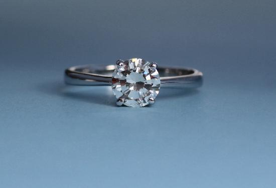 DIAMOND SOLITAIRE ENGAGEMENT RING 