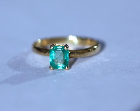 EMERALD SOLITAIRE VINTAGE RING.