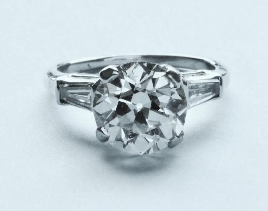 FINE QUALITY LARGE DIAMOND SOLITAIRE ENGAGEMENT RING