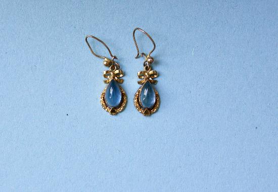 GOLD AND MOODSTONE EARRINGS 