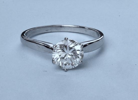 GORGEOUS DIAMOND SOLITAIRE ENGAGEMENT RING