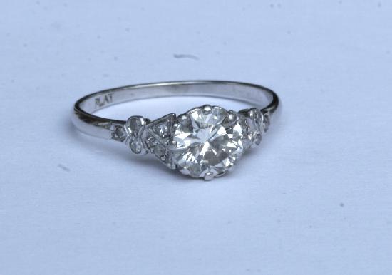 GORGEOUS SOLITAIRE DIAMOND ENGAGEMENT RING.