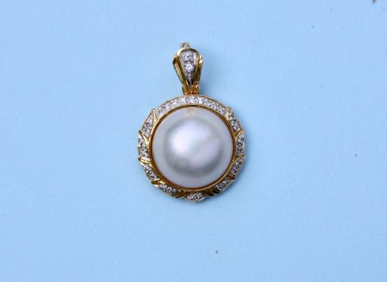 LARGE MABE PEARL AND DIAMOND PENDANT  