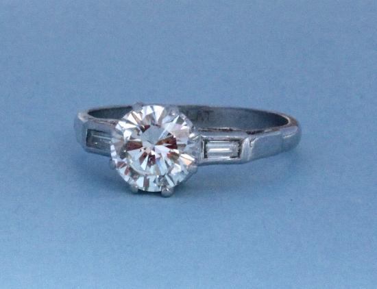 PRETTY SOLITAIRE DIAMOND ENGAGEMENT RING. 