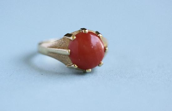 VINTAGE CORAL AND GOLD PINKIE RING