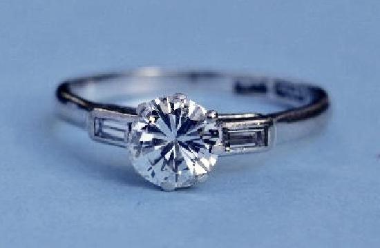 1ct DIAMOND SOLITAIRE ENGAGEMENT RING.
