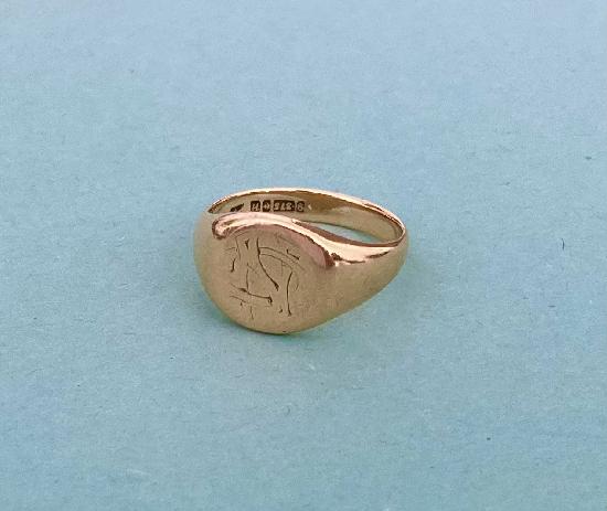 A GENTS 9CT GOLD SIGNET RING