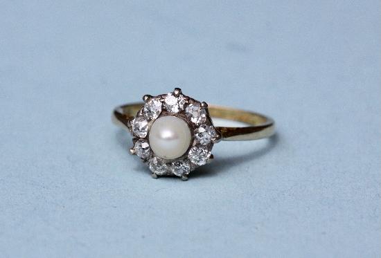 ANTIQUE PEARL AND DIAMOND RING.