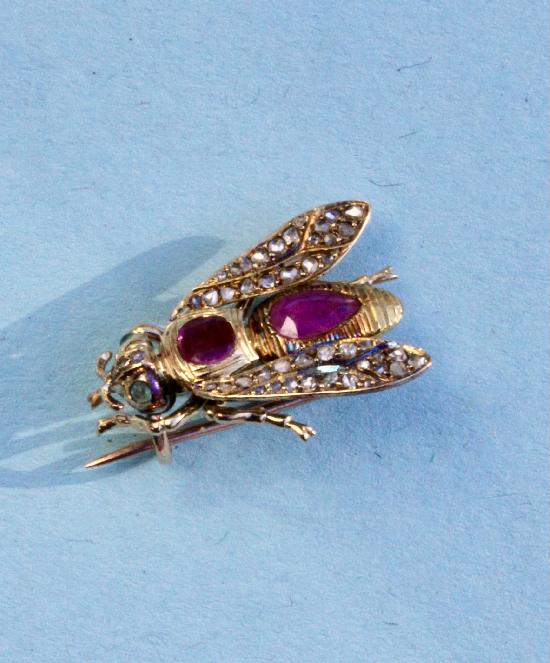 ANTIQUE RUBY AND DIAMOND BEE BROOCH.
