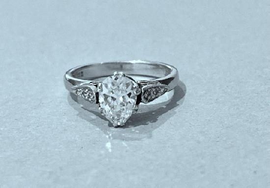 ATTRACTIVE OVAL DIAMOND ENGAGEMENT RING