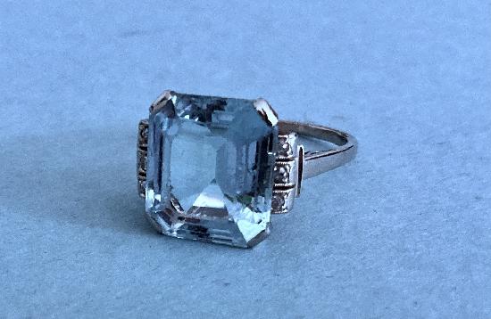 BEAUTIFUL AQUAMARINE RING