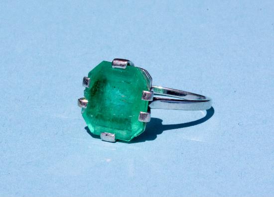 BEAUTIFUL ART DECO COLUMBIAN EMERALD SOLITAIRE RING