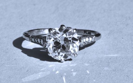 BEAUTIFUL CUSHION-CUT DIAMOND SOLITAIRE ENGAGEMENT RING