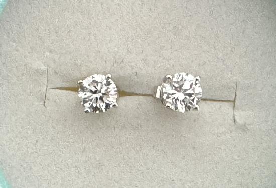 BEAUTIFUL DIAMOND SOLITAIRE STUD EARRINGS