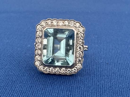 BEAUTIFUL HUGE AQUAMARINE AND DIAMOND RING