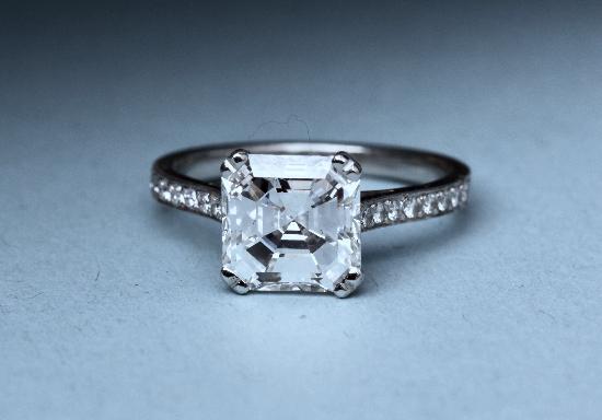 CERTIFICATED DIAMOND ENGAGEMENT RING.