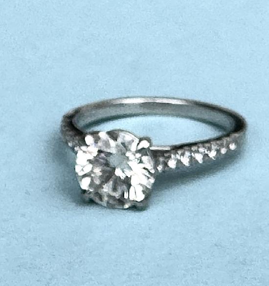 CHARMING  PLATINUM SOLITAIRE DIAMOND RING