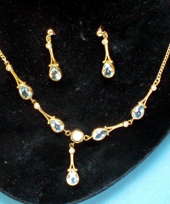 CHARMING AQUAMARINE NECKLACE AND EARRING SET