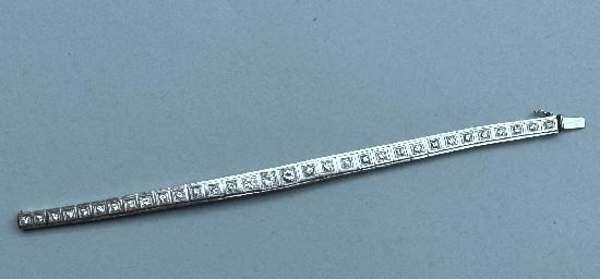 CHARMING DIAMOND  PLATINUM BRACELET.