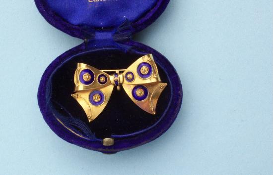 CHARMING GOLD AND COLBALT ENAMEL BOW BROOCH
