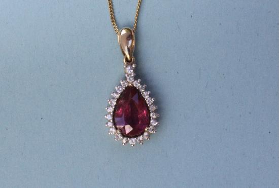 CONTINENTAL RED STONE GOLD PENDANT