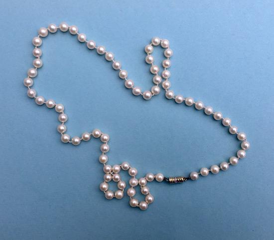 CULTURED PEARLS WITH DIAMOND BARREL CLASP