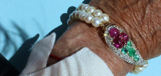 FABULOUS EMERALD DIAMOND AND RUBY CLASP ON PEARL BRACELET