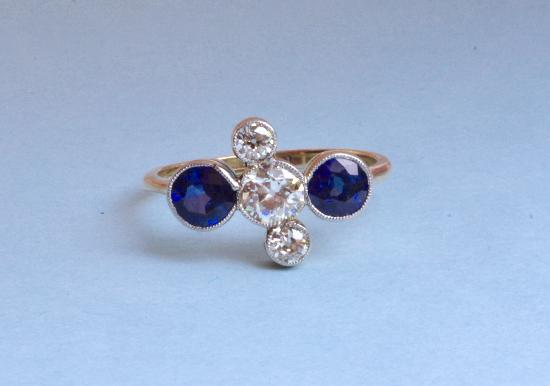 FINE QUALITY 1920S SAPPHIRE AND DIAMOND ENGAGEMENT RING