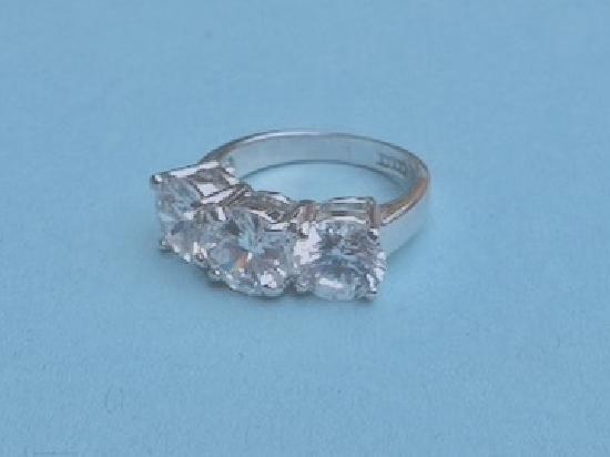 GREAT LOOKING THREE STONE RING.