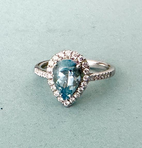 PLATINUM AND DIAMOND AQUAMARINE RING