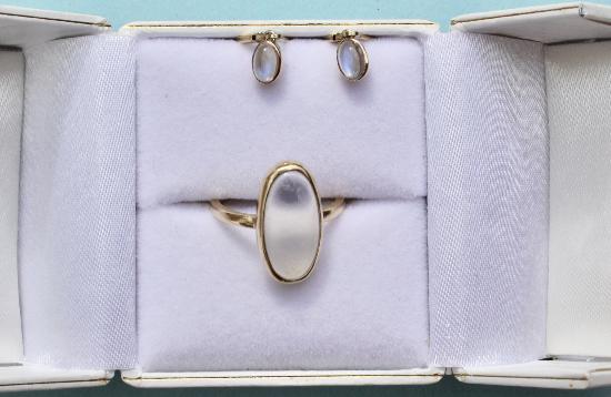 PRETTY MOONSTONE RING AND EARRINGS.