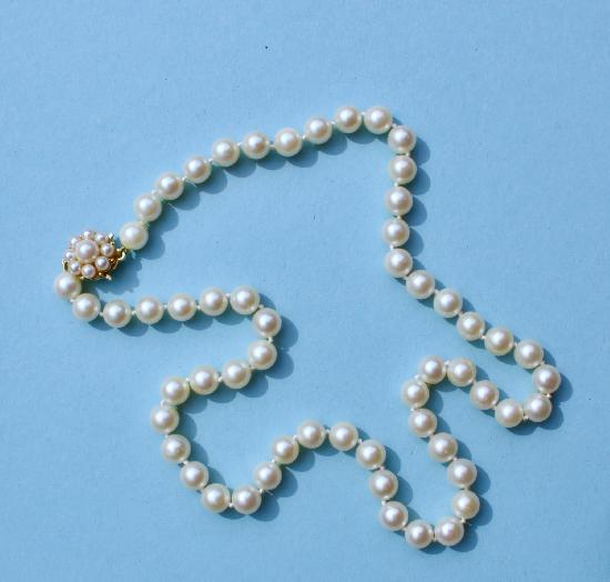 PRETTY ROW OF CULTURED PEARLS