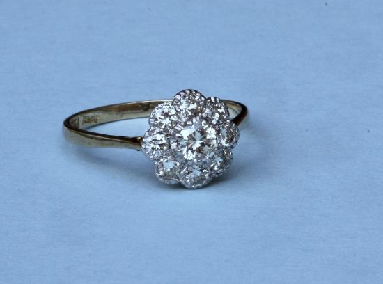PRETTY VINTAGE DAISY DIAMOND CLUSTER ENGAGEMENT RING