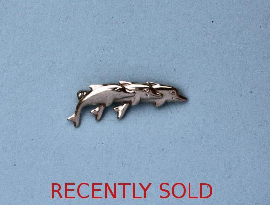 CHARMING VINTAGE DOLPHIN GOLD BROOCH 