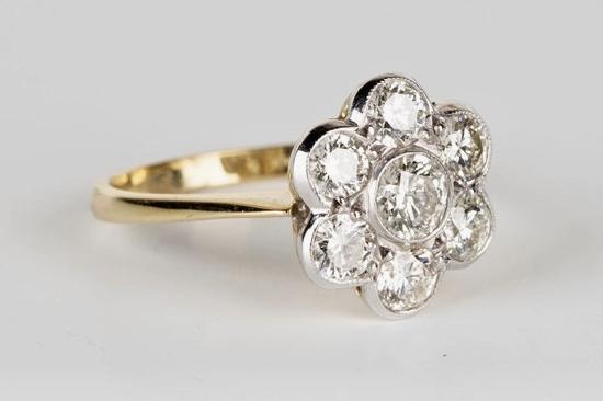 SPARKLING DIAMOND DAISY CLUSTER ENGAGEMENT RING