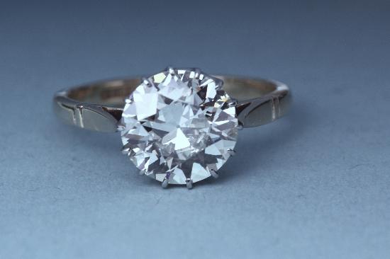 STUNNING CERTIFICATED 3.50CT SOLITAIRE DIAMOND ENGAGEMENT RING.