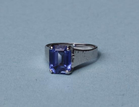 STUNNING SAPPHIRE SOLITAIRE VINTAGE RING