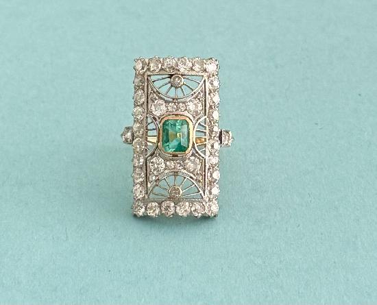 UNUSUAL RETRO EMERALD AND DIAMOND RING