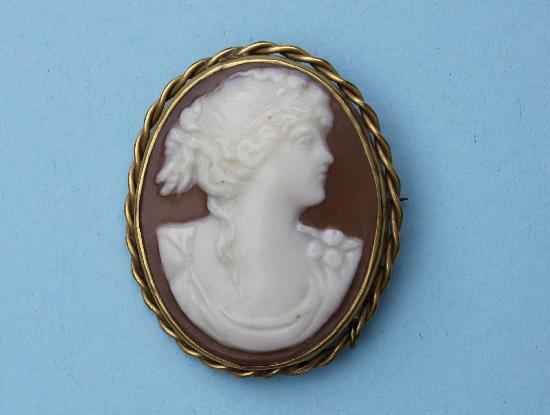 VICTORIAN STYLE LARGE CAMEO BROOCH