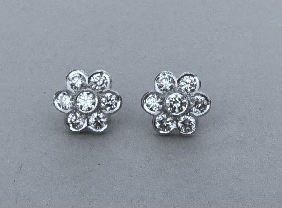 VINTAGE PRETTY DAISY CLUSTER EARRINGS