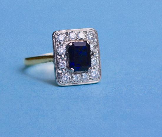 VINTAGE SAPPHIRE AND DIAMOND ENGAGEMENT RING.