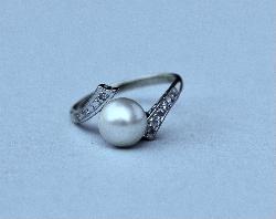 Lovely Pearl And Diamond Ring
