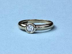 Pretty Diamond Solitaire Engagement Ring